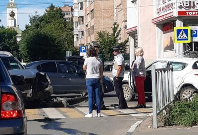 На улице Грибоедова столкнулись две иномарки