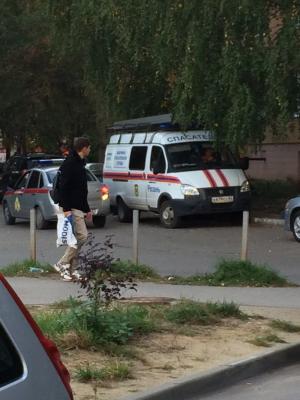 Возле дома на улице Новосёлов заприметили машины МЧС и Росгвардии