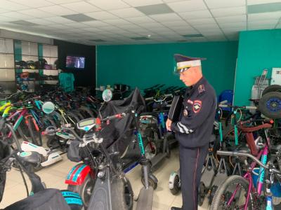 Выявлены нарушения в работе пунктов проката самокатов в Лесопарке Рязани