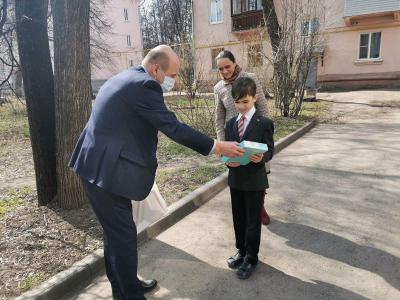 Депутат Рязоблдумы Сергей Пупков передал планшеты в школы №72 и №73 Рязани