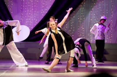 чёрный кот у дворца молодёжи в рязани. студия танцев черный кот рязань. танцевальный конкурс рязань. черный котенок 2022 рязань. рязанская кошка.