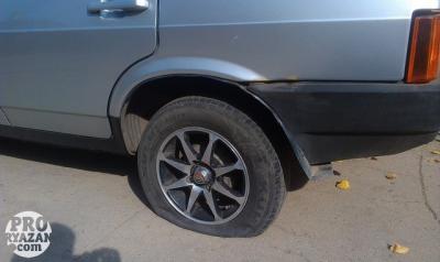 В Рязани на улице Дачной злоумышленник порезал колёса порядка двадцати автомобилей