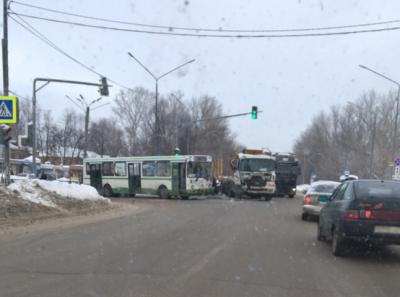 В посёлке Строитель автобус столкнулся с грузовиком
