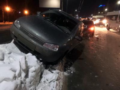 На Московском шоссе ВАЗ-2109 «догнал» «Ладу Калину», пострадали оба водителя