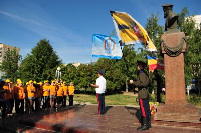 Волонтёры объединения «Я – патриот» и казаки возложили цветы к памятнику Скобелева