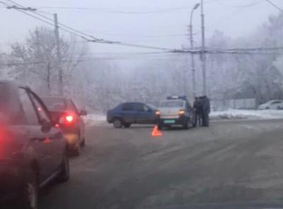 Возле парка Гагарина не разминулись Renault Logan и полицейский автомобиль