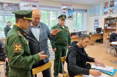 Депутат Госдумы Андрей Красов пришёл в пункт отбора на военную службу по контракту в Рязани