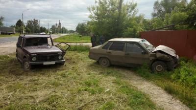 Пять человек пострадали в лобовом столкновении ВАЗ-21099 и «Нивы» близ Михайлова