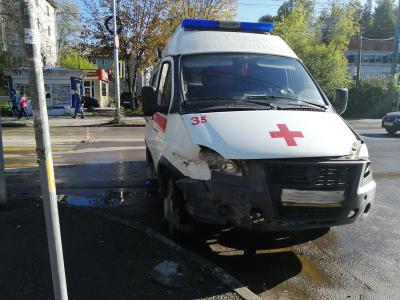 При столкновении легковушки и «скорой» в Приокском пострадали оба водителя