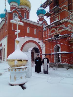 В Дягилево освятили купол для колокольни храма в честь Царственных страстотерпцев