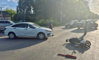 На улице Большой в Рязани Lada Vesta не уступила дорогу электромопеду, пострадала женщина
