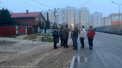 С жителями домов у новой школы в Кальном обсудили водоотвод