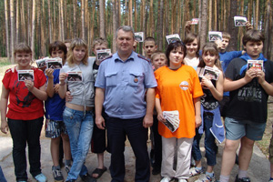 Дети лагеря «Озёрный» получили подарки от сотрудников ГИБДД