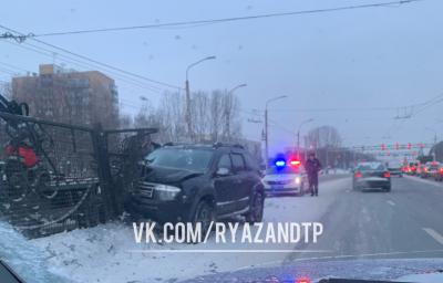 На Московском шоссе в Рязани Renaut Duster влетел в ограждение