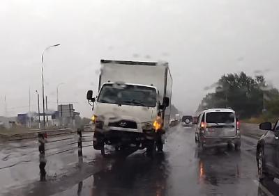 На Северной окружной дороге Рязани грузовик повис на тросовом ограждении