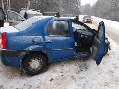Близ Спас-Клепиков столкнулись Renault Logan и «Лада Ларгус», пострадали три человека