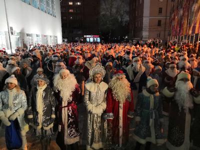 Сотни Дедов Морозов устроили танцевальный флешмоб в Рязани