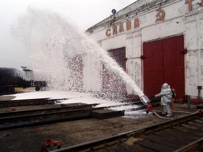 Рязанские пожарные учились тушить железнодорожные цистерны