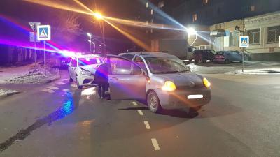 На улице Тимакова пьяный водитель Renault протаранил Toyota