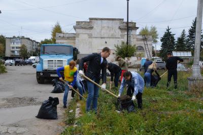 На уборку Торгового городка в Рязани вышли добровольцы