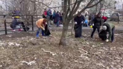 Мэр Рязани помогла очистить от мусора Читающий сквер