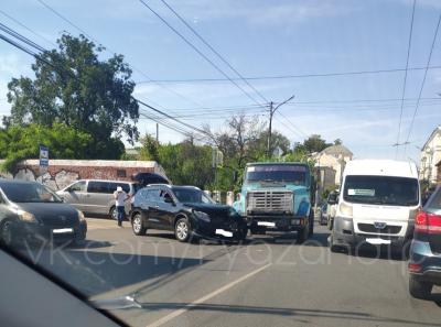 В центре Рязани столкнулись иномарка и грузовик