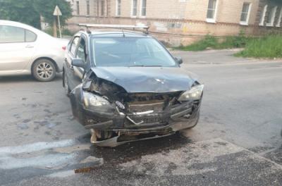 В Горроще Рязани столкнулись две иномарки, пострадала женщина-водитель