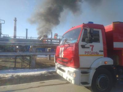 Огнеборцы ликвидируют пожар на Рязанском нефтезаводе