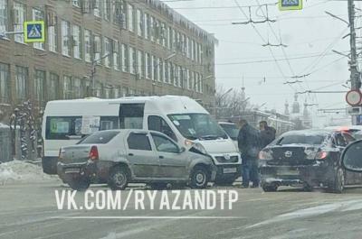 На улице Циолковского в Рязани маршрутка угодила в ДТП