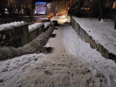 На улице Тимакова в Рязани лестница превратилась в горку