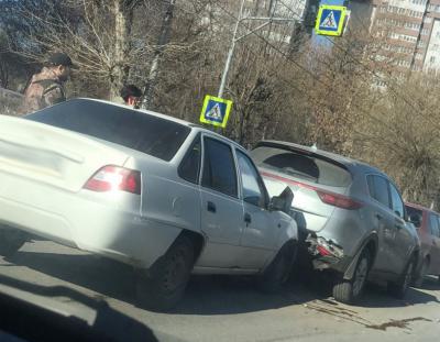 На Касимовском шоссе столкнулись три автомобиля