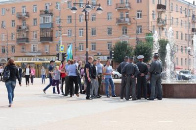 В День ВДВ рязанская полиция держит оборону у фонтана МКЦ