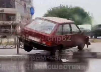 На улице Большой в Рязани «девятка» после ДТП влетела в забор