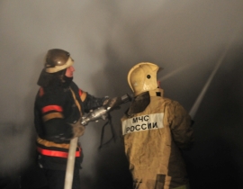 Три пожарных расчёта тушили деревянное здание в Пронске