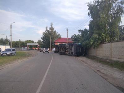 В Новомичуринске при повороте опрокинулась фура