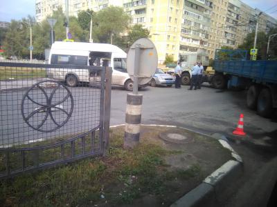 На пересечение улиц Зубковой и Советской армии в Рязани столкнулись грузовик и маршрутное такси