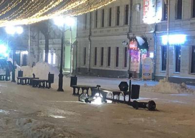 На улице Почтовой в Рязани уронили фонарный столб