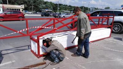 Возле ТРЦ «Премьер» монтируют бетонные блоки против дрифтеров
