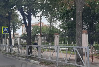 В Рязани начали чинить ограждение у Дворца детского творчества