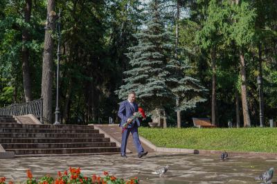 Николай Любимов возложил цветы к Вечному огню в Алматы
