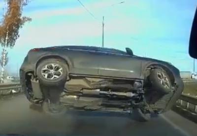 Появилось видео момента опрокидывания Haval на Московском шоссе в Рязани