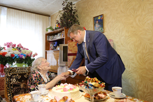 Николай Любимов поздравил рязанку с сотым днём рождения