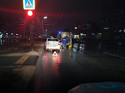 На улице Новосёлов женщина угодила под колёса Renault Logan