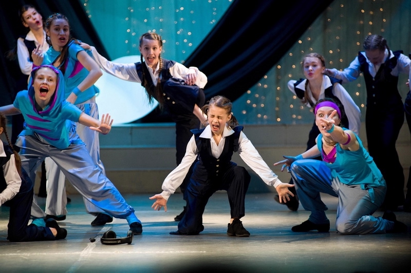 Международный язык танца. Дворец творчества детей и молодежи танец капельки. Абаканский дворец молодежи. Дворец молодежи танцы. Дворец молодежи танцы.