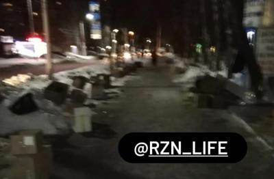 Рязанцы пожаловались на мусор, оставленный торговцами цветами