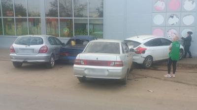 В Сараях нетрезвый водитель протаранил три автомобиля