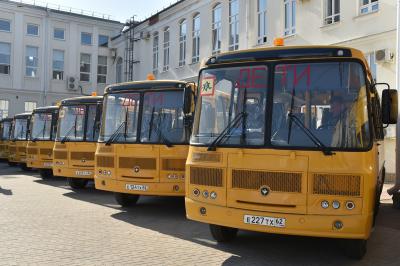 В районы Рязанской области передали 44 новых школьных автобусов