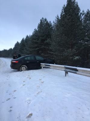 Под Касимовом автомобиль вылетел с дороги и пробил ограждение