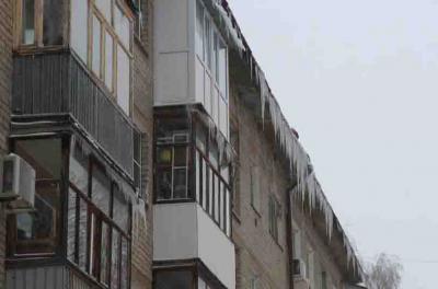 Борис Ясинский велел своевременно удалять наледь с крыш домов