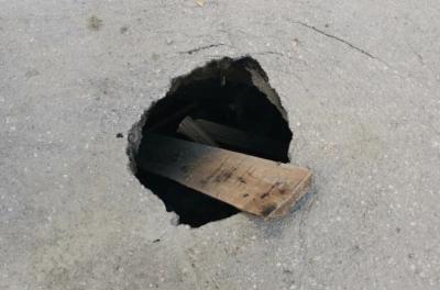 В Приокском обнаружили дыру в асфальте